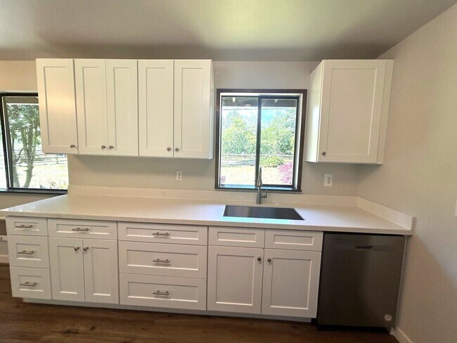 Foto del edificio - Updated 3+ bedroom 2 bath home in country ...