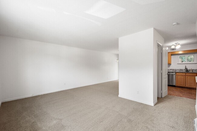 Foto del edificio - AVAILABLE OCT 1ST! 2-BEDROOM TOWNHOME IN N...