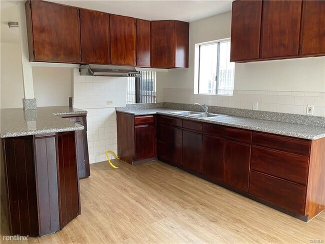 Building Photo - 3 br, 3 bath House - 423 W Marshall St Apt B