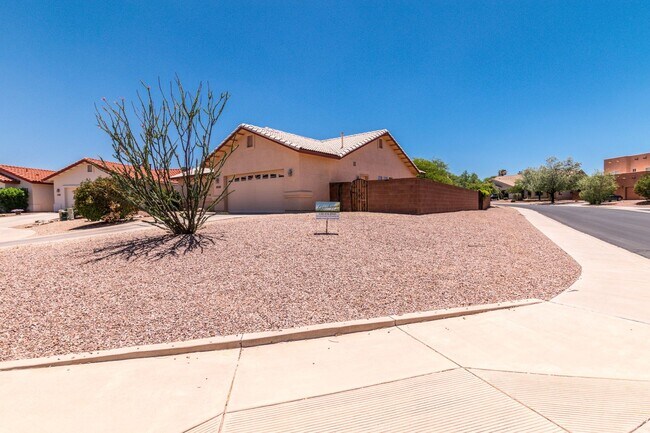 Foto del edificio - Large Corner Lot Home with 3 Bedrooms, 2 Baths, Central A/C, Washer & Dryer included!