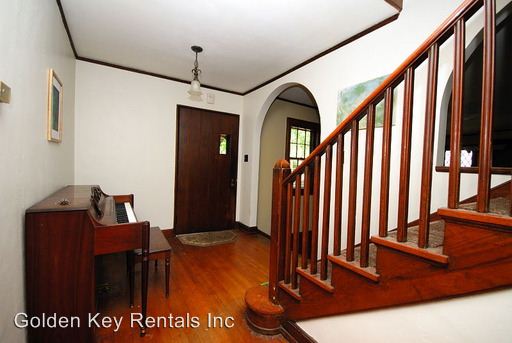 Building Photo - 300 S Pineview Ave