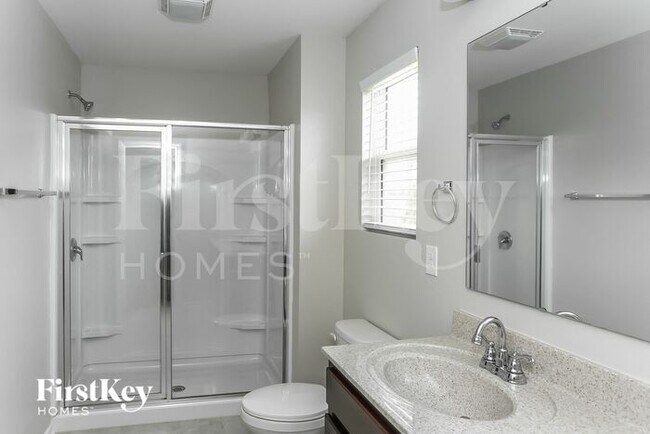 Foto del edificio - 220 Hidden Lakes Rd
