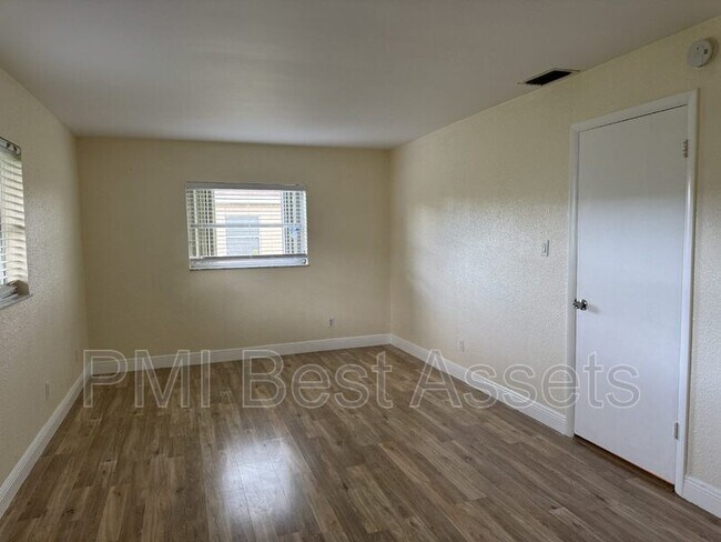 Foto del edificio - 9511 NW 80 St