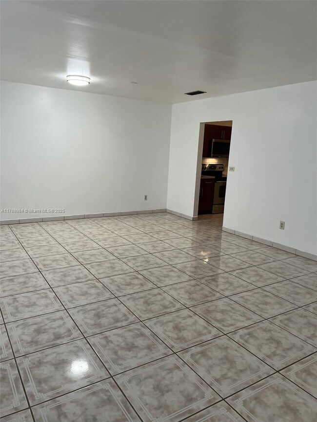 Foto del edificio - 1320 NE 117th Terrace