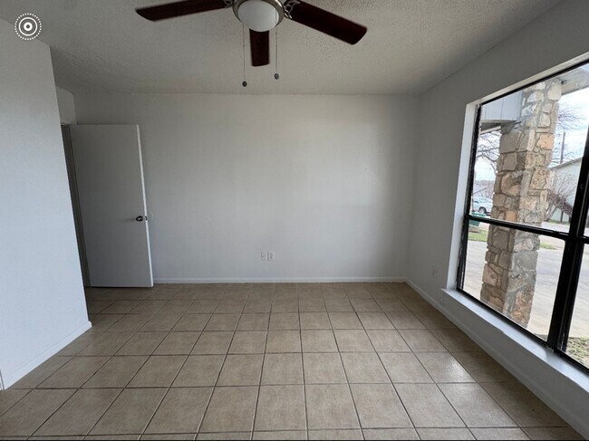 Foto del edificio - 901 Mayfield Dr