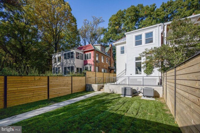 Foto del edificio - 1634 Nicholson St NW