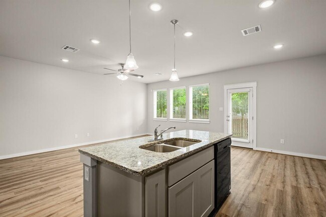 Foto del edificio - 602 Caterpillar Ln