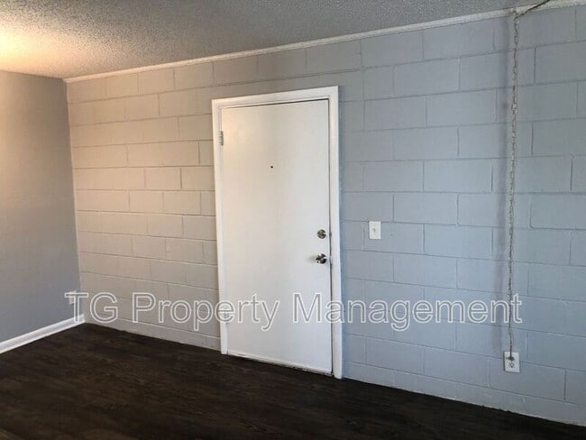 Foto del edificio - 402 Lower 8th Ave S