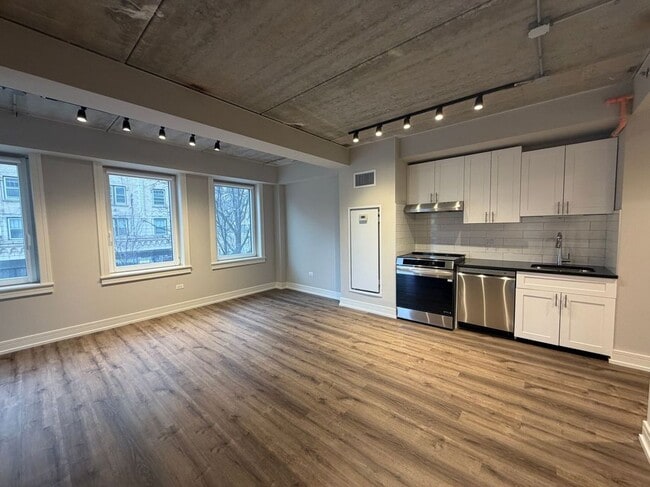 Building Photo - 952 W Carmen Ave