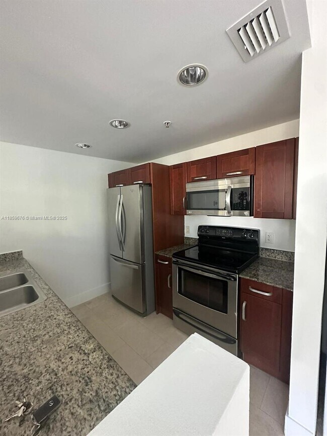 Foto del edificio - 7728 Collins Ave