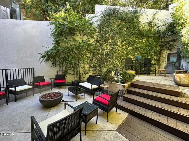 Foto del edificio - 3551 Dixie Canyon Pl