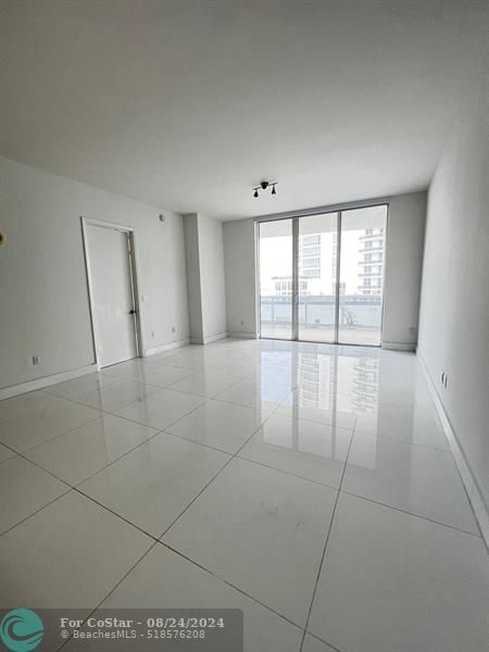 Foto principal - 16001 Collins Ave