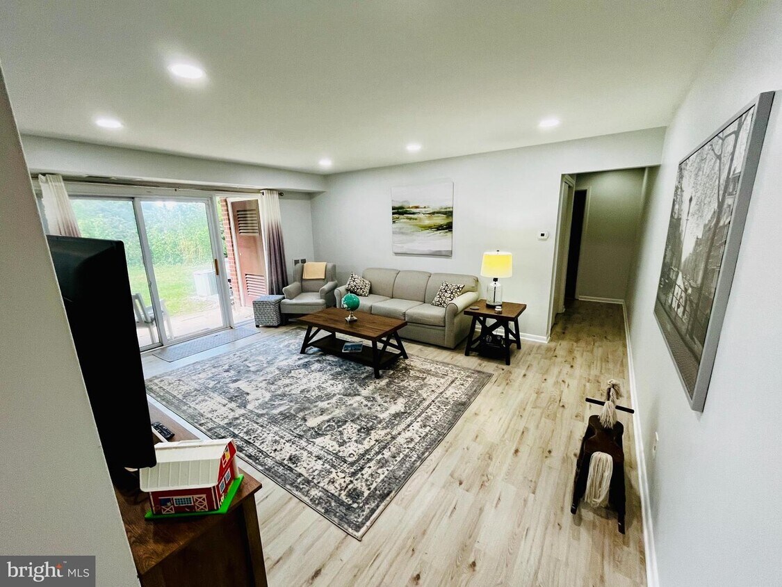 Primary Photo - 3890 Lyndhurst Dr