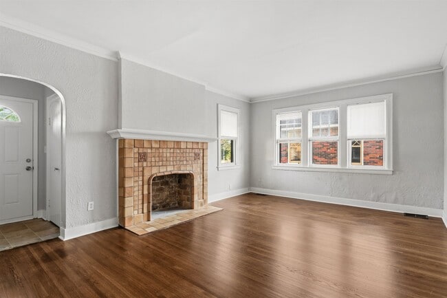 Building Photo - 871 University St