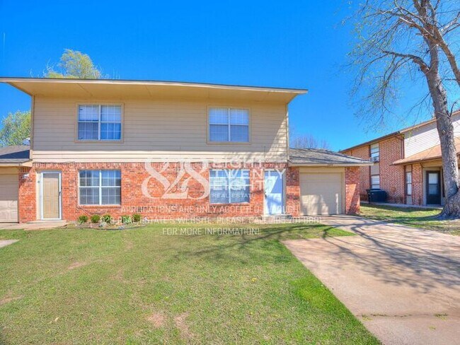 Foto del edificio - Spacious 2 Bed/2 Bath Townhome Duplex Available NOW in Moore, OK!