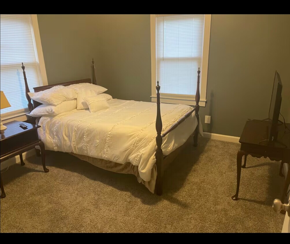 Foto del edificio - Room in House on Morgantown Rd