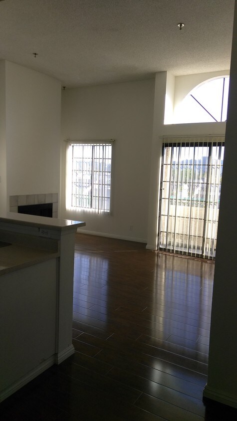 livingroom - 10939 Morrison St