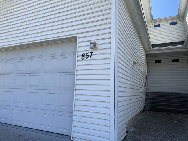 Building Photo - 857 N Garfield St