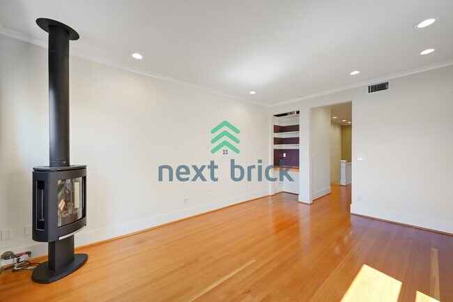 Foto del edificio - Rare Find-Heritage Historic Lake View Luxury Condo opportunity!