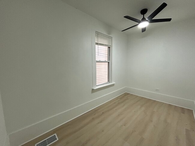 Building Photo - 2301 N Leavitt St