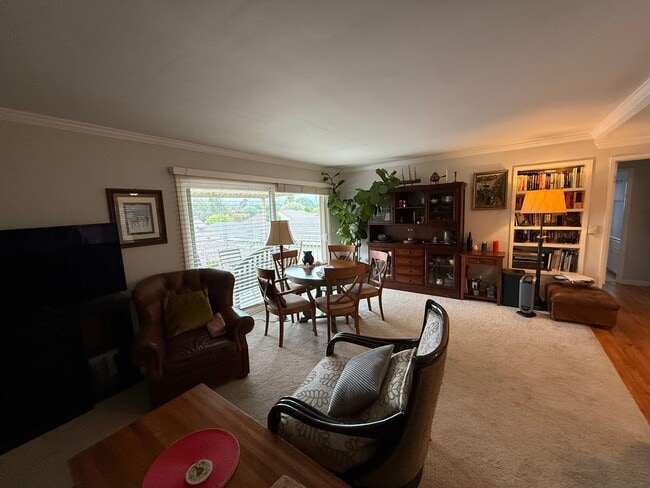 Building Photo - Spacious 2 BED/ 1.5 BATH in Encino Royal (...