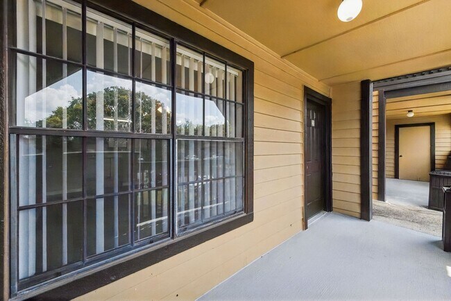 Foto del edificio - 380 Lakepointe Dr
