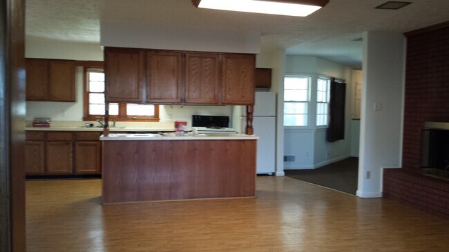 Foto del edificio - 5 Bedrooms, 2 Bath  House with Attached Garage