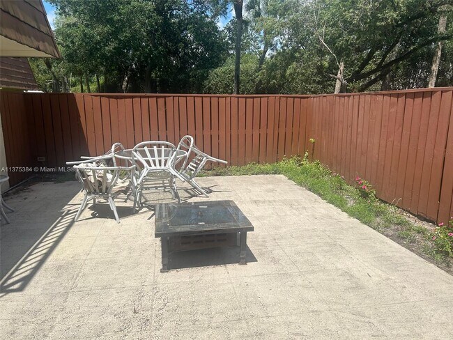 Building Photo - 409 Live Oak Ln