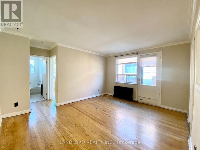 Photo du bâtiment - 5126-5126 Dundas St W