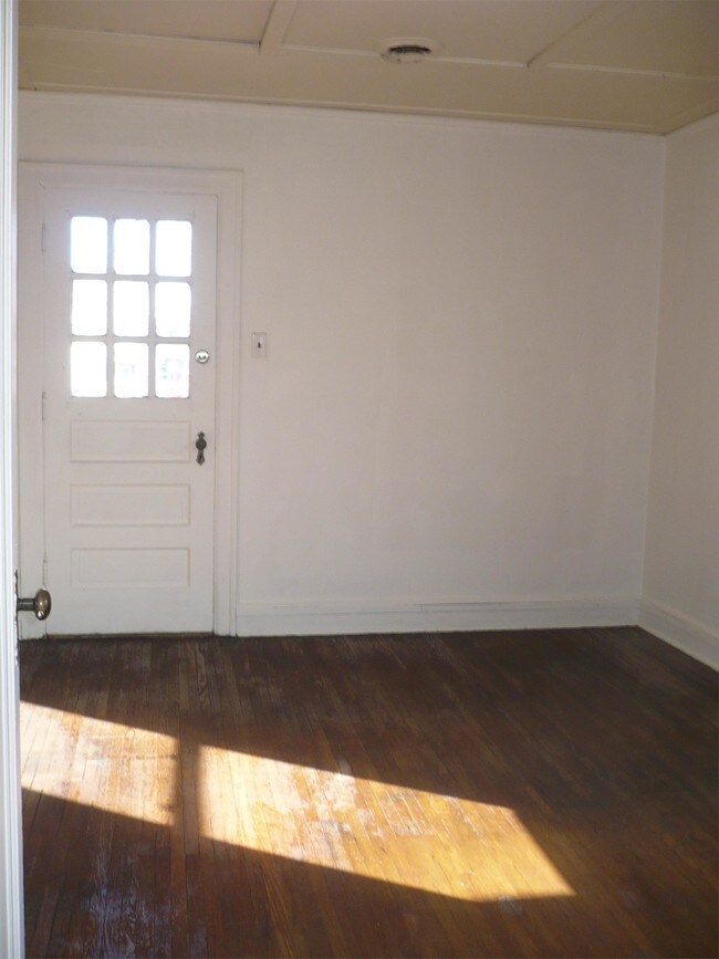 Building Photo - 319 W Elm St
