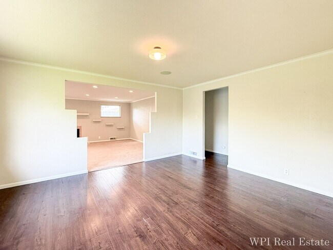 Foto del edificio - Beautifully Remodeled 4 Bed, 2 Bath Spacious Home with Second Kitchen Near UW Medical!