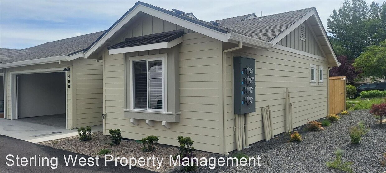 Foto principal - 3 br, 2 bath House - 435 Village Ct