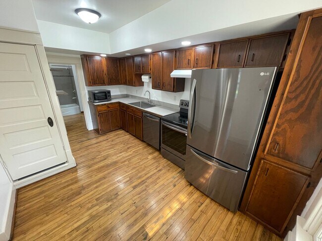 Foto del edificio - New Appliances + HUGE Fenced Backyard