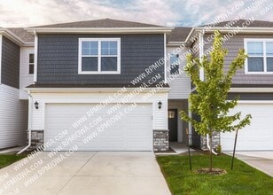 Building Photo - 2572 SE Hawkins Ave