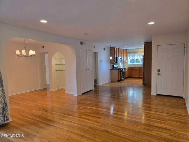 Building Photo - Welcome to this light and bright 2 bedroom...