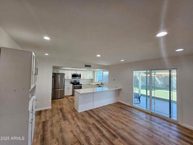Foto del edificio - 4910 W Corrine Dr