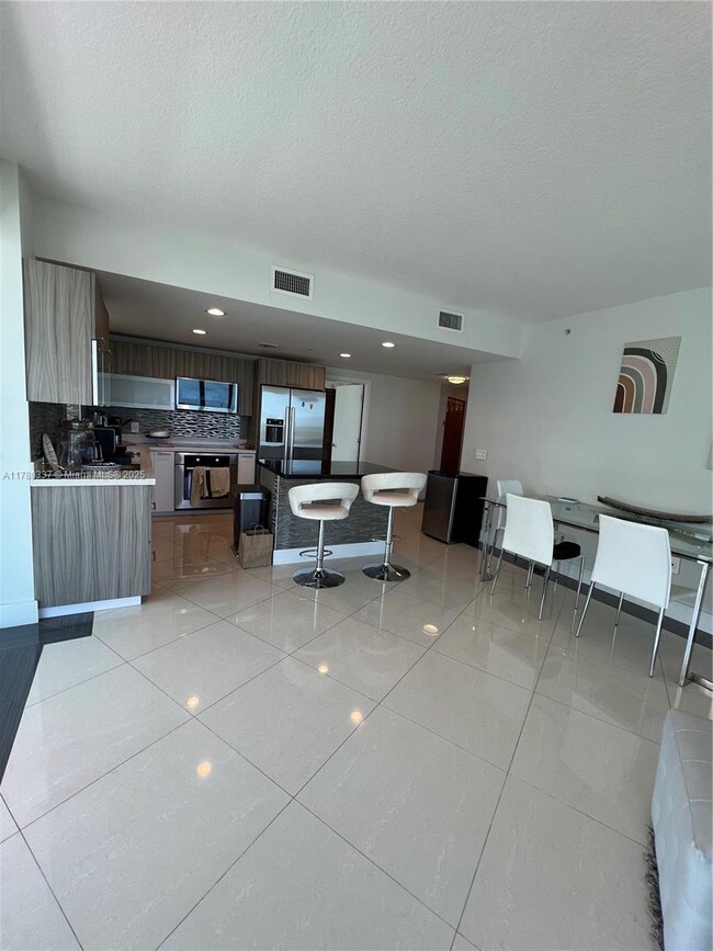 Foto del edificio - 6700 Indian Creek Dr