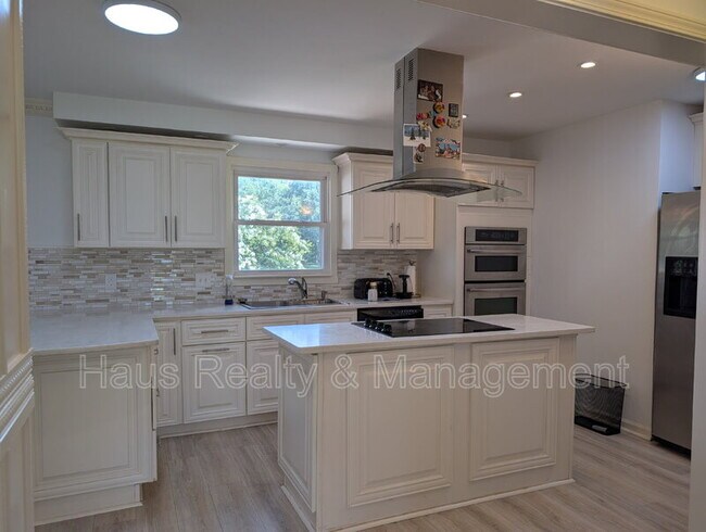 Building Photo - 2164 New England Pl