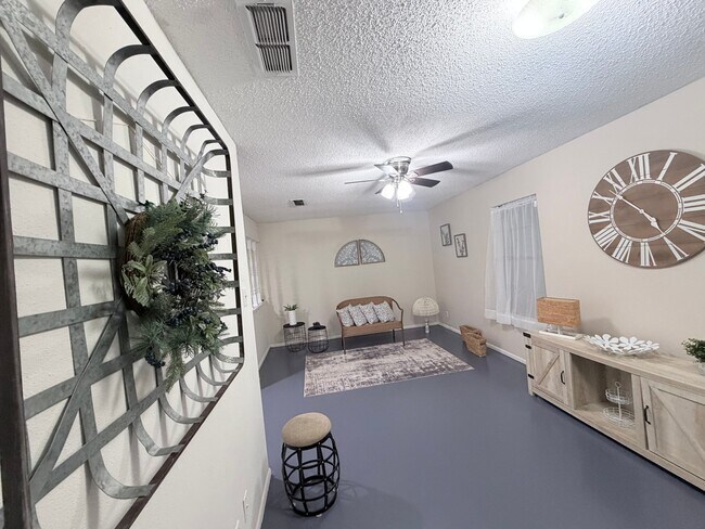 Foto del edificio - 7418 Meadow Cliff St