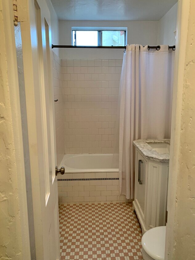 Foto principal - 5110 E 1st St