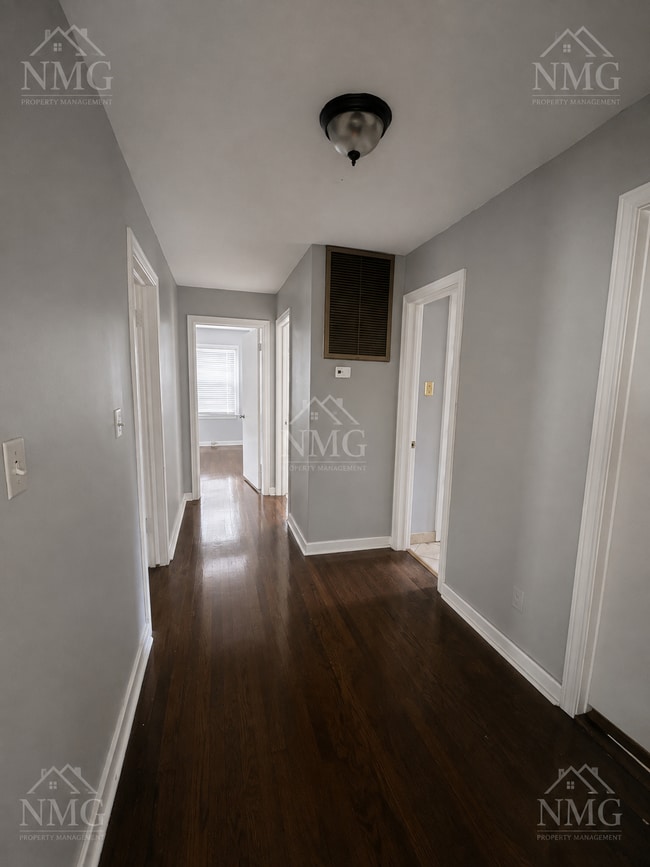 Building Photo - 4247 E Ridge Dr