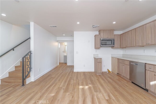 Building Photo - 1183 E 59th Pl