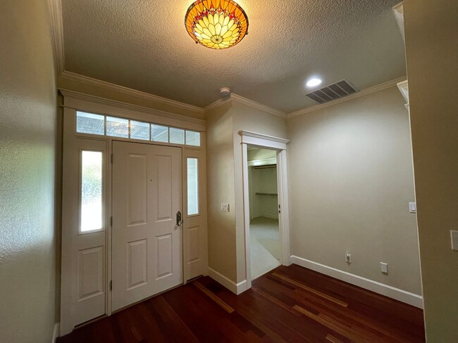 Building Photo - Beautiful Custom Built 4 Bed 3 Bath Ranch House with additional bonus room/multi-generational stu...