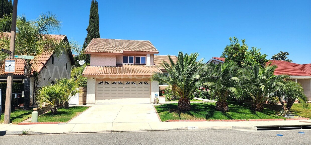 Foto principal - Great 4 bedrooms 2 baths
