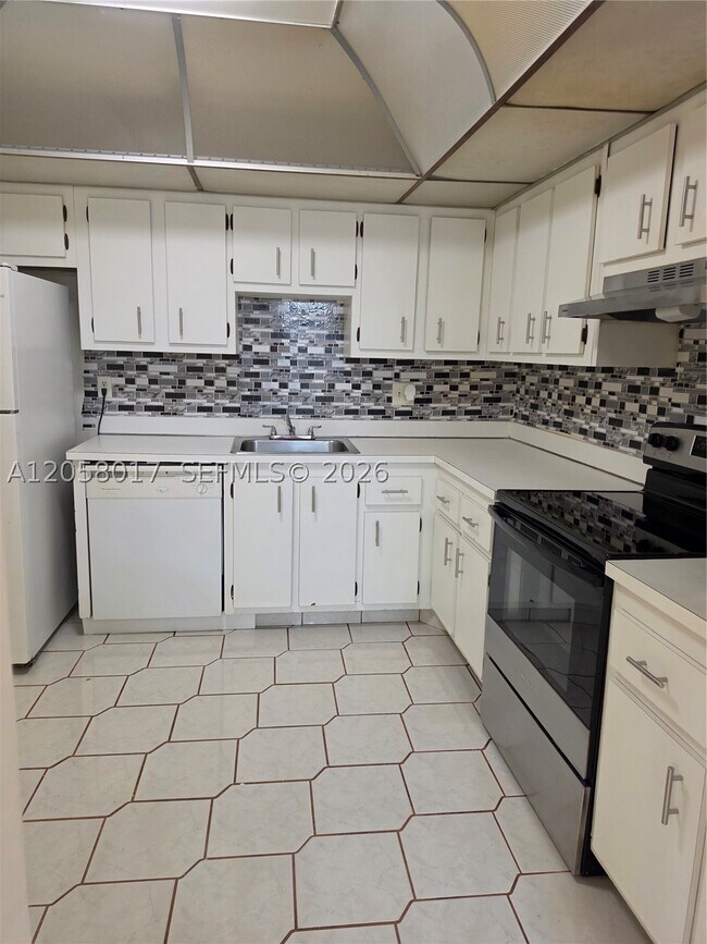 Building Photo - 4158 Inverrary Dr