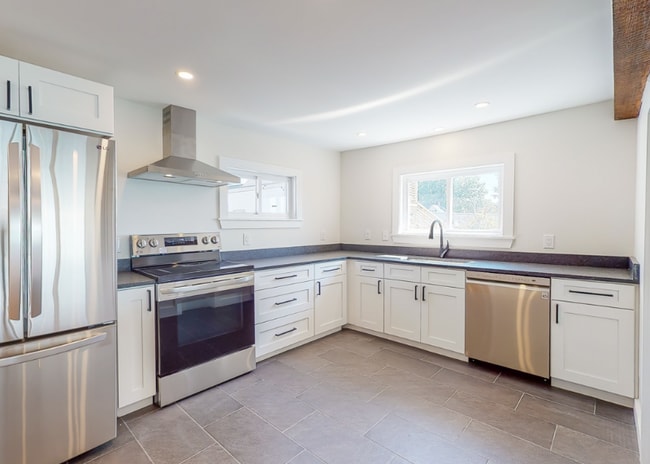 Building Photo - 67 Elm St