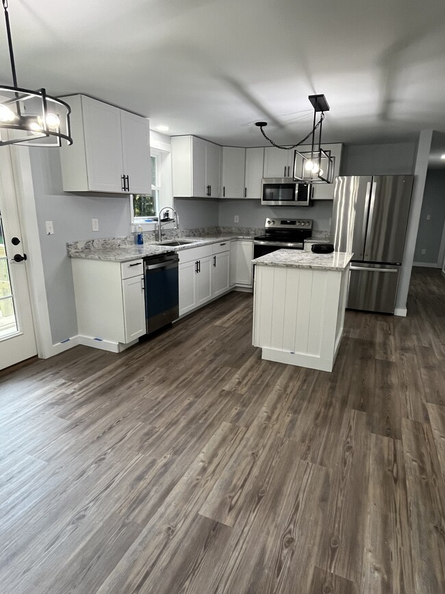 Building Photo - 27 Ivanhoe Dr