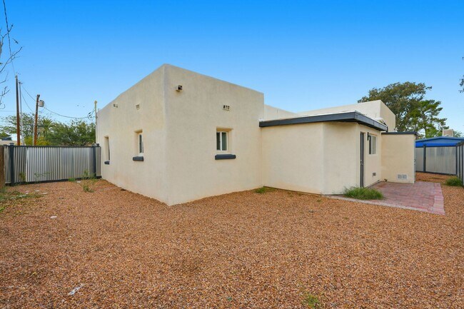 Foto del edificio - Bright, Fresh & Pet-Friendly — 3BR Retreat Minutes from U of A