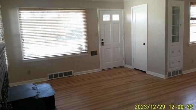 Building Photo - Large SE Boise home