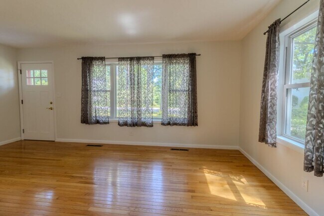 Foto del edificio - The Little Bungalow of Your Dreams Near East Bay! 2BR / 1BA Long-Term Rental